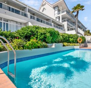 Huisie Dolphin - Newly Renovated Luxury Ocean View 3 bedroom Apartment