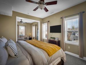 Deluxe King Suite room in Savannah Inn