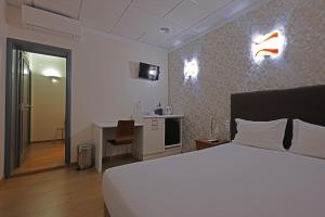 Family Suite (5 Adults) room in Pensao Praca Da Figueira