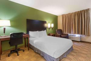 Queen studio with 1 Queen Bed - Disability Access/Non-Smoking room in Extended Stay America Suites - Washington DC - Gaithersburg - North