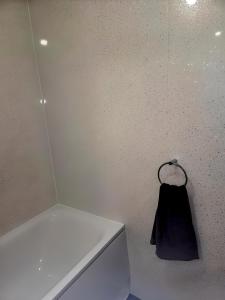 Sleek & Stylish - E15 Apartment With Parking