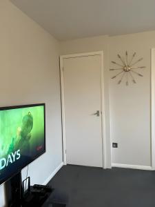 Sleek & Stylish - E15 Apartment With Parking