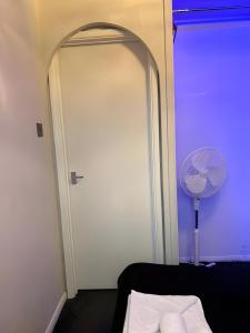 Sleek & Stylish - E15 Apartment With Parking