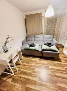 WORKATION, CENTRE, 4-5 Persons 3-4 nights best offer, Nature Park Metro 1min , 15 min Palac Kultury, Balcony, Quiet, Easy parking chroniony