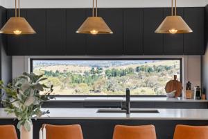 1B Alpine View Retreat - 4BR Luxurious Escape l Mountain Views l Fast WiFi