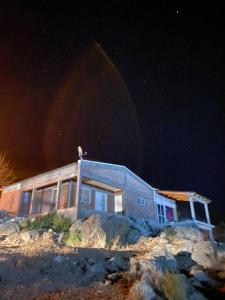 Casa en la montaña con gran vista al valle y lago