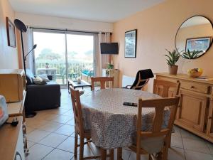 Appartements Appartement cosy pres de la plage avec balcon, Wi-Fi et parking – Saint-Jean-de-Monts - FR-1-323-508 : photos des chambres