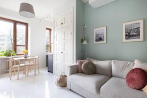 Charming suite with garden views steps from metro