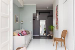 Charming suite with garden views steps from metro