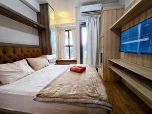 Apt Transpark Bintaro Studio with Pool by Damaresa