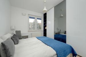 Klimasa White&Blue Apartment with Balcony in Wrocław by Renters