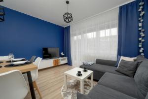 Klimasa White&Blue Apartment with Balcony in Wrocław by Renters