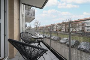 Klimasa White&Blue Apartment with Balcony in Wrocław by Renters