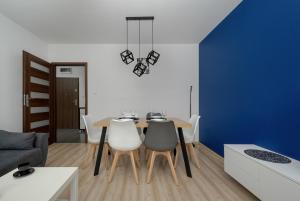 Klimasa White&Blue Apartment with Balcony in Wrocław by Renters