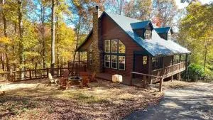 Cozy Creekside Log Cabin w Firepit, Hot Tub, WIFI - كليفلاند