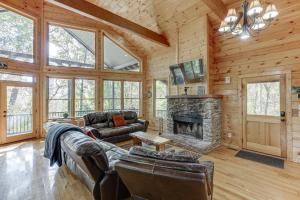 Deluxe Cabin For Groups Near Helen w Hot Tub