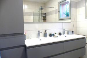 Maisons de vacances Nice house with private pool : photos des chambres