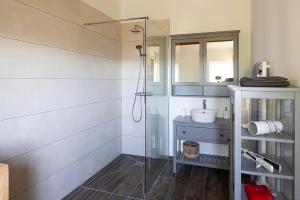 Maisons de vacances Mas Provencal de 120m2 en Camargue, Avec Piscine et Parking inclus, Ideal pour des vacances : photos des chambres