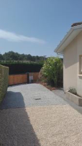 Maisons de vacances LesOyats33 - Maisonnette avec acces Piscine : photos des chambres