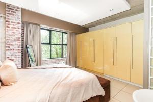 Old House Lane Melrose Boulevard