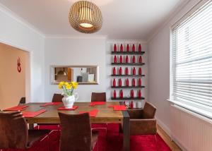 HOLIDAYS with The Zenscape - Chic 2 Bedroom Apartment in Covent Garden l Sleeps 6 with Sofa Bed l Prime Location plus Free WiFi l Perfect for Business & Leisure Travelers