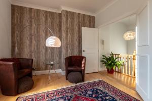 The Zenscape - Chic 2 Bedroom Apartment l Sleeps 6 with Sofa Bed l Central Location, WiFi, Nearby restaurants & Tesco l Perfect for Business & Leisure Travelers