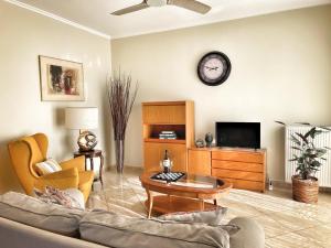 GardenBnB- apartment with garden & seaview