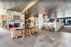 BnB Hyperion - Top-Floor Condo w Balcony & Pool - Grandfather