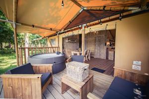 Tente lodge insolite Jacuzzi privatif en pleine nature