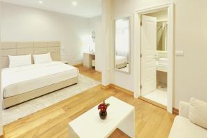Twin Room with Extra Bed room in Lanterna Rooms City Center