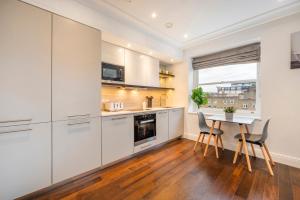 Luxury One Bedroom Apartment With AC, Bidet, Balcony View, Free Coffee, Tea, WiFi in Central London