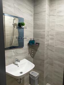 Newly renovated apartement @ collins boulevard