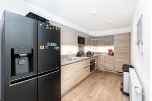 Modern 3BR wPatio & free parking, Canning Town