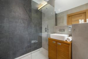 Industrial Apartment Fredry with Parking by Noclegi Renters