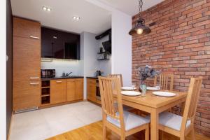 Industrial Apartment Fredry with Parking by Noclegi Renters