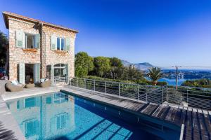 Villa de charme moderne avec piscine et vue mer