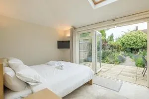 LARGE 4 bedroom Home with Garden and Free Parking - Cherry Hinton
