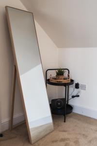 Feature Stone, Stunning Apartment, 2 x King Beds and Single, Sleeps 5