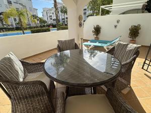 2 Bed-Sleeps 4-Private Patio-Pool-AirCon