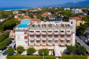 诺瓦萨布丽娜酒店 - 马里纳-迪-皮特拉桑塔