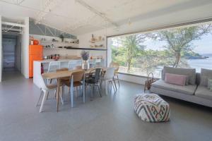 A Factoria Beach House by Prishomes