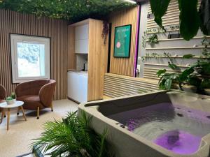 Appart'hotels Jungle Spa Privatif - Love Room - Sejour nature et romantique a L-appart-hotel 23eme avenue : photos des chambres