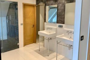 Sejours chez l'habitant Suite dans villa moderne avec piscine : photos des chambres