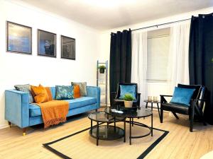 RNM - Business Professionals Ready, Cost effective for large stays! 3 BR, Lounge, Private Access & Entire Place, Kitchen & Washroom with amenities, Smart Tv, Easy Access, Fast WiFi, Large Driveway, Great transport links, Near Worcester Hospital and M