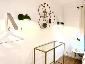 RNM - Business Professionals Ready, Cost effective for large stays! 3 BR, Lounge, Private Access & Entire Place, Kitchen & Washroom with amenities, Smart Tv, Easy Access, Fast WiFi, Large Driveway, Great transport links, Near Worcester Hospital and M