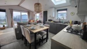 Honeycomb Lodge - Holiday Home 5 min from Padstow