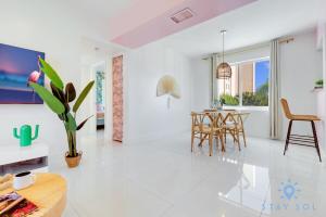 Free Parking, Bay View, Pool, Step To Beach