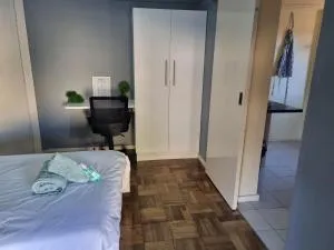 A house with a separate entrance and kitchen - Southfield