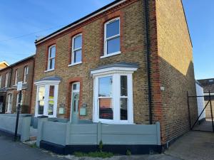 Herne Bay 2-Bedroom House with Private Hot Tub & Garden, Walk to Seafront