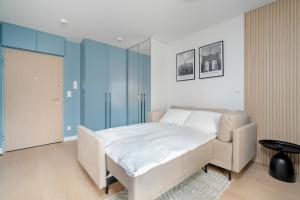 Pastel Blue Studio Grunwald with Garden & Parking Poznań by Renters